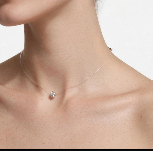 Collana Dermal Vivi in Steel, dettaglio del punto luce e del filo trasparente