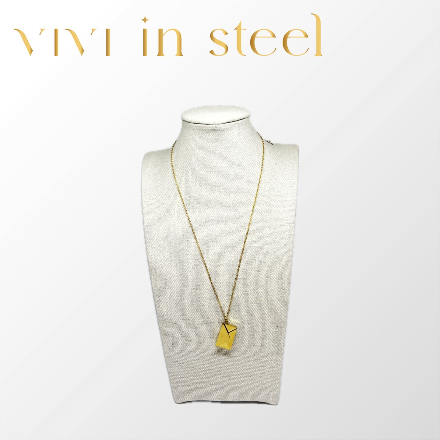 collana con lettera pendente